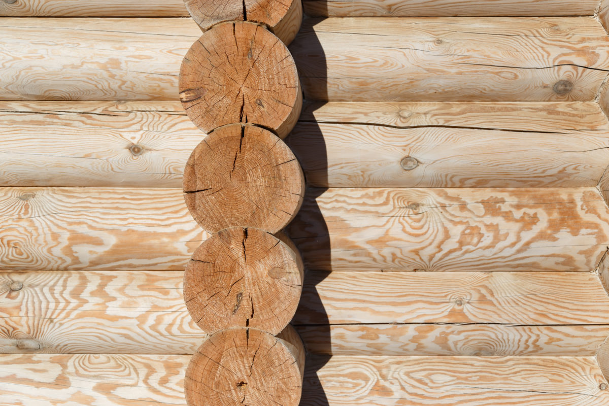 Ściana ozdobiona drewnem – trendy wnętrzarskie